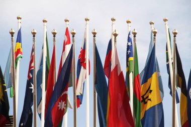 Uluslararası bir etkinlikte farklı ülkelerin bayrakları
