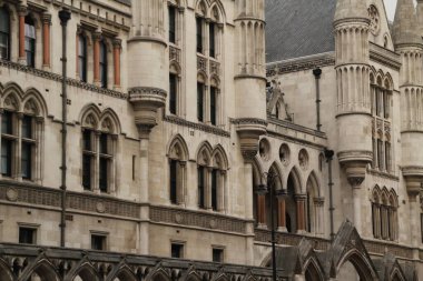 Londra şehir merkezinde bir bina.