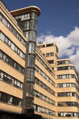 Londra şehir merkezinde bir bina.