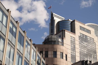 Londra şehir merkezinde bir bina.