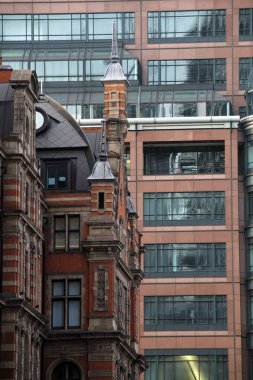 Londra şehir merkezinde bir bina.