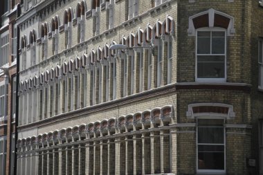 Londra şehir merkezinde bir bina.