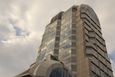 Londra şehir merkezinde bir bina.