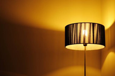 Binanın içinde lamba var.