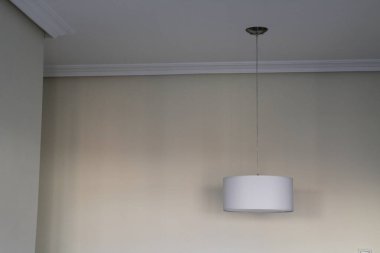 Binanın içinde lamba var.