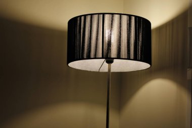 Binanın içinde lamba var.