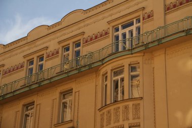 Prag 'da klasik bir binanın cephesi