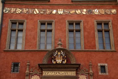 Prag 'da klasik bir binanın cephesi