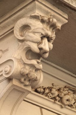 Milano 'da bir binanın cephesinde heykel