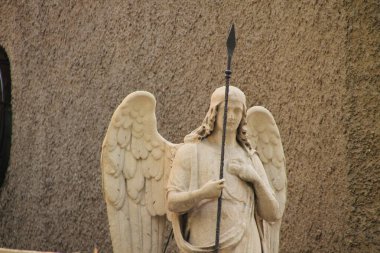 Milano 'da bir binanın cephesinde heykel