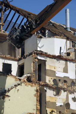 Bir binanın yıkım çalışmaları