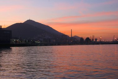 İspanya 'nın Bilbao şehrinde alacakaranlık.