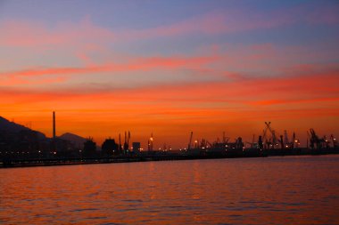 İspanya 'nın Bilbao şehrinde alacakaranlık.