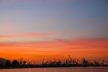 İspanya 'nın Bilbao şehrinde alacakaranlık.