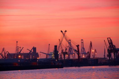 İspanya 'nın Bilbao şehrinde alacakaranlık.