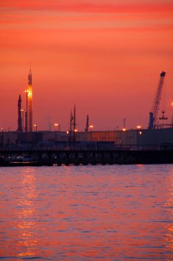 İspanya 'nın Bilbao şehrinde alacakaranlık.