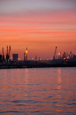 İspanya 'nın Bilbao şehrinde alacakaranlık.