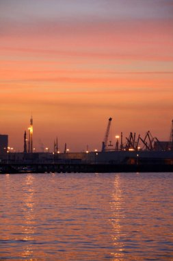 İspanya 'nın Bilbao şehrinde alacakaranlık.