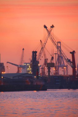 İspanya 'nın Bilbao şehrinde alacakaranlık.