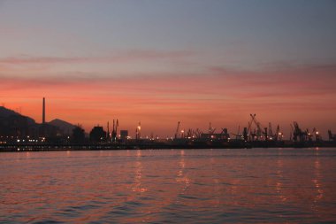 İspanya 'nın Bilbao şehrinde alacakaranlık.