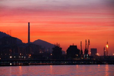 İspanya 'nın Bilbao şehrinde alacakaranlık.