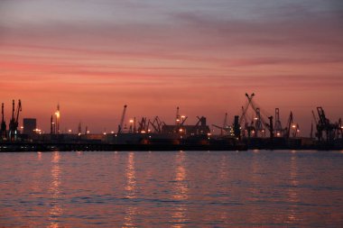 İspanya 'nın Bilbao şehrinde alacakaranlık.