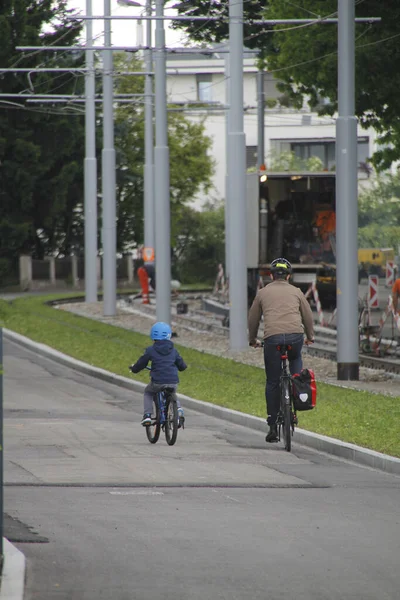 Andar Bicicleta Num Ambiente Urbano — Fotografia de Stock