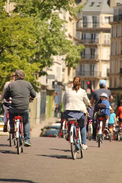 在城市环境中骑自行车 — 图库照片