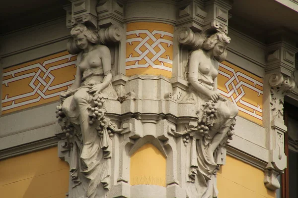 Rzeźba Fasadzie Budynku Mediolanie — Zdjęcie stockowe