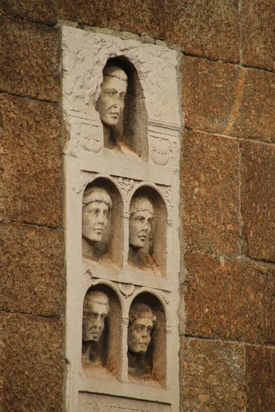 Skulptur Der Fassade Eines Gebäudes Mailand — Stockfoto