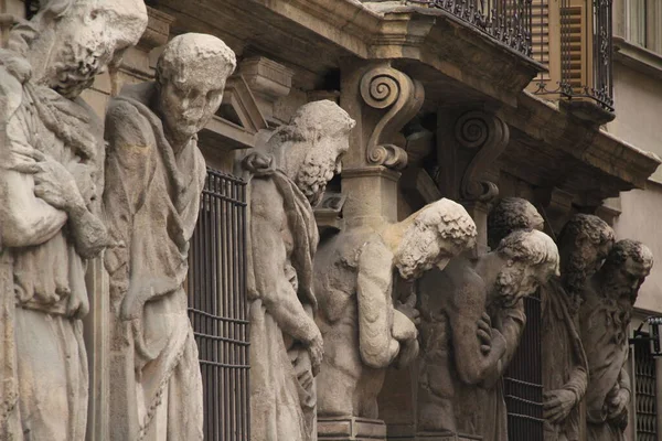 ミラノの建物のファサードの彫刻 — ストック写真