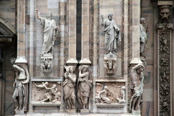 Milano Bir Binanın Cephesinde Heykel — Stok fotoğraf