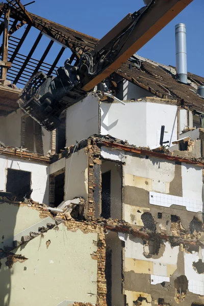 Bir binanın yıkım çalışmaları