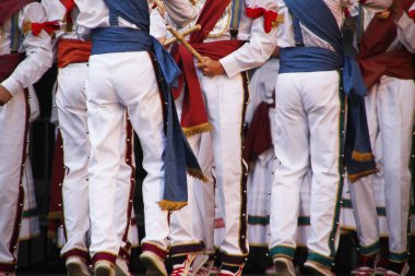 Halk festivalinde geleneksel bas dansı