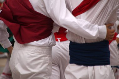 Halk festivalinde geleneksel bas dansı