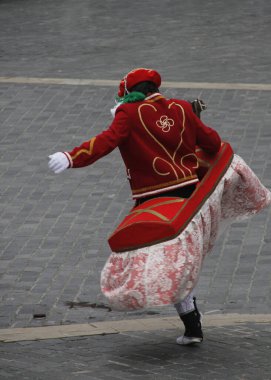 Halk festivalinde geleneksel bas dansı
