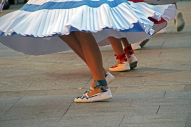 Halk festivalinde geleneksel bas dansı