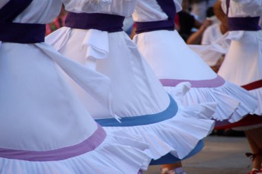 Halk festivalinde geleneksel bas dansı