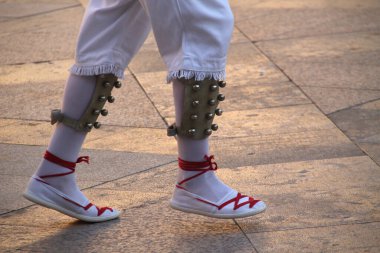 Halk festivalinde geleneksel bas dansı