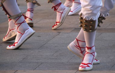 Halk festivalinde geleneksel bas dansı