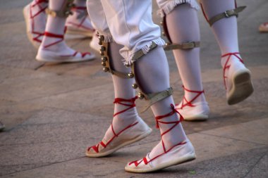 Halk festivalinde geleneksel bas dansı