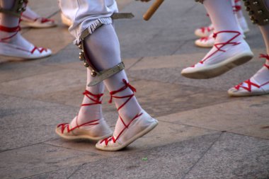 Halk festivalinde geleneksel bas dansı