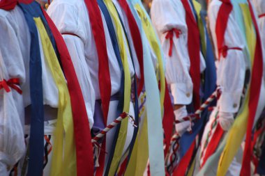 Halk festivalinde geleneksel bas dansı