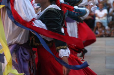 Halk festivalinde geleneksel bas dansı
