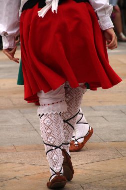 Halk festivalinde geleneksel bas dansı
