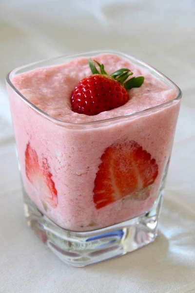 Aardbeien Milkshake Een Glas — Stockfoto