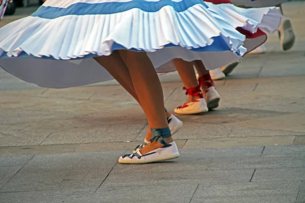 Halk festivalinde geleneksel bas dansı