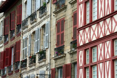 Eski Bayonne kasabasının mimarisi.