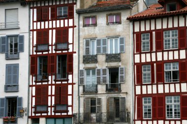 Eski Bayonne kasabasının mimarisi.