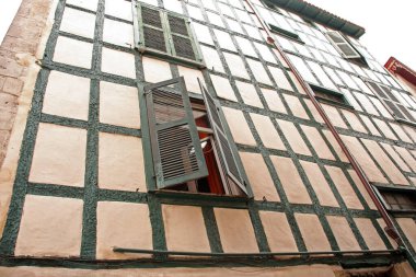 Eski Bayonne kasabasının mimarisi.